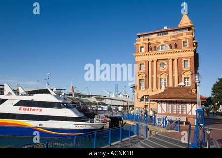 Neoclassico Edificio Traghetto per porta sul lungomare di gualchiere Quickcat traghetto dalla regina s Wharf in porto Waitemata di Auckland City Foto Stock