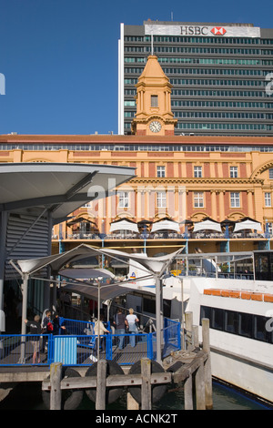 I passeggeri del traghetto su wharf da Edificio Traghetto sul lungomare sul porto Waitemata di Auckland Nuova Zelanda Foto Stock