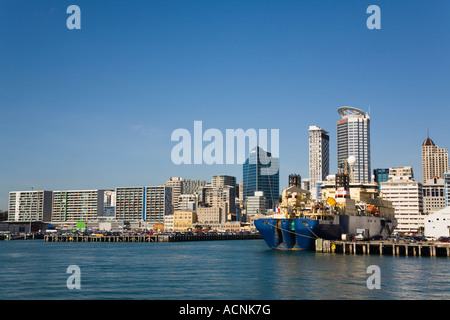 Il quartiere centrale degli affari di edifici e la nave in porto sul litorale orientale dal porto di Waitemata di Auckland Isola del nord Foto Stock