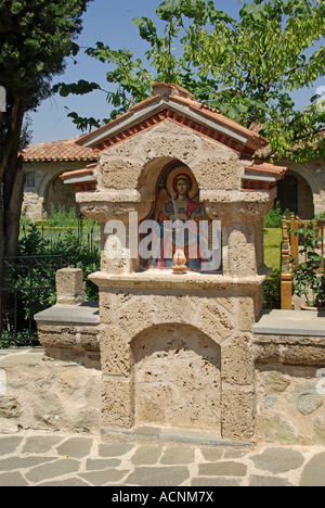 Piccolo Santuario entro i motivi di St Stephens monastero situato tra i pinnacoli di roccia a Meteora sopra Kalambaka Grecia Foto Stock