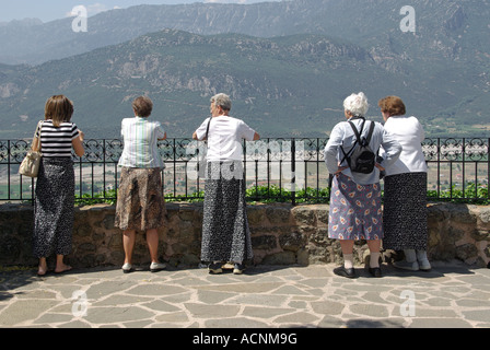 Vista posteriore delle donne turisti sulla piattaforma di osservazione al monastero di Santo Stefano in Meteora area di pinnacoli di roccia sopra il gateway greco città di Kalambaka Foto Stock