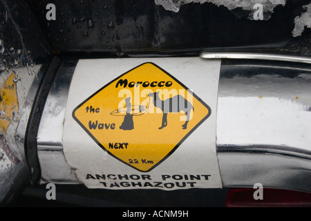 Marocchino umoristico paraurti adesivo sulla coperta di neve MGBGT in Galles Foto Stock