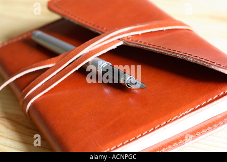 Strumenti di scrittura - notebook e penna. Foto Stock