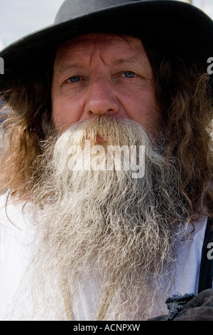 Uomo vecchio con una lunga barba bianca e capelli lunghi Foto Stock