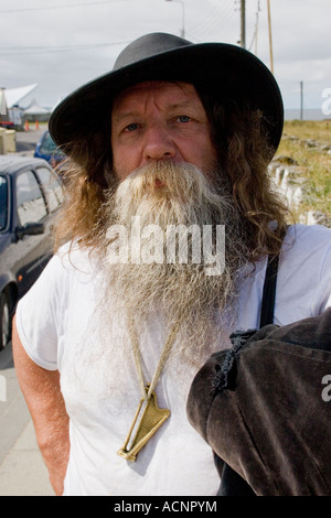 Uomo vecchio con una lunga barba bianca e capelli lunghi Foto Stock