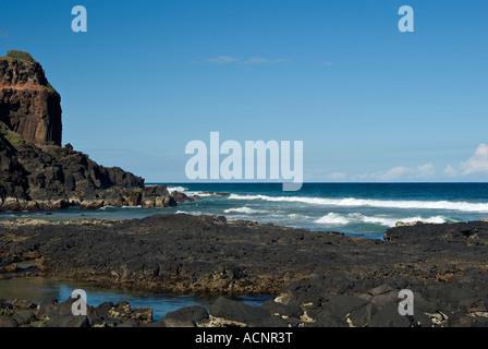 Una scena di una costa rocciosa con le onde in arrivo Foto Stock