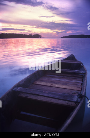 Vecchia barca in legno zattera galleggiante nel porto al tramonto, Koh Samui Thialnad Foto Stock