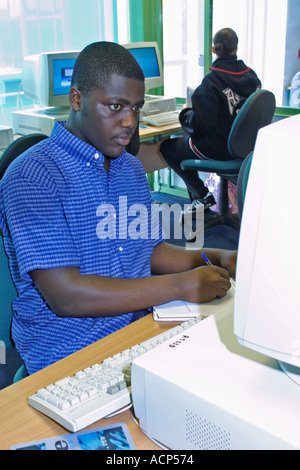 Maschio adolescente studenti che lavorano con il computer in computer suite, sesta forma College Londra Sud GB UK Foto Stock