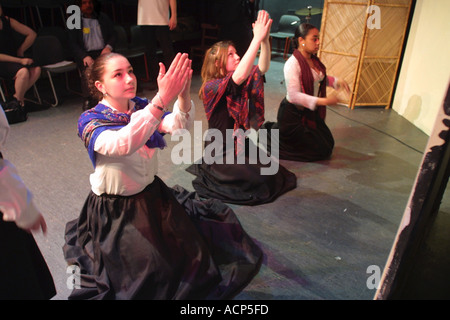 Gli studenti nella classe di dramma a Sixth Form College Londra Sud GB UK Foto Stock