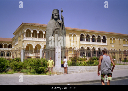 La statua di Makarios III di fronte al Palazzo Presidenziale Foto Stock