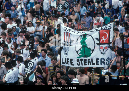 Campagna CND per il disarmo nucleare marcia a Hyde Park Londra 1982 1980s Regno Unito fermare la guerra delle Falkland HOMER SYKES Foto Stock