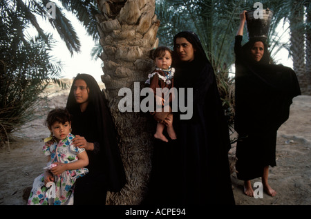 Marsh famiglia araba in Iraq meridionale sulla riva del fiume Tigri Eufrate. 1984 Iraq meridionale nei pressi di Bassora degli anni ottanta ritratto di gruppo di donne locali HOMER SYKES Foto Stock