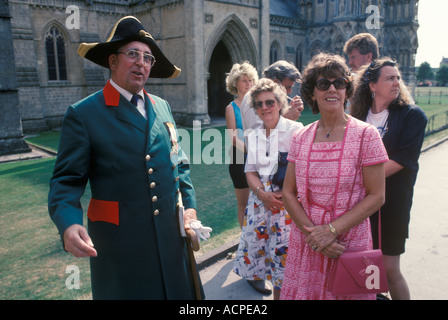 L'uomo anziano si è ritirato facendo un lavoro part-time nella guida di giro di lavoro di occupazione. Città Crier Fred Gibbons Wells Cattedrale Somerset Inghilterra 1990s HOMER SYKES Foto Stock