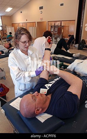 L'uomo della donazione di sangue a un volontario blood drive Connecticut USA Foto Stock