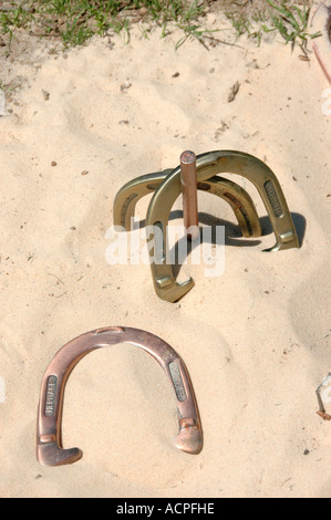 Horseshoe pit e scarpe per un vero gioco al dude ranch realizzato nel cortile del Sand Contest al 74 Ranch in Jasper GA Foto Stock