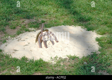 Horseshoe pit e scarpe per un vero gioco al dude ranch realizzato nel cortile del Sand Contest al 74 Ranch in Jasper GA Foto Stock