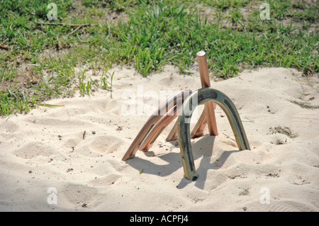 Horseshoe pit e scarpe per un vero gioco al dude ranch realizzato nel cortile del Sand Contest al 74 Ranch in Jasper GA Foto Stock