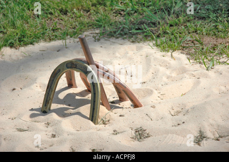 Horseshoe pit e scarpe per un vero gioco al dude ranch realizzato nel cortile del Sand Contest al 74 Ranch in Jasper GA Foto Stock