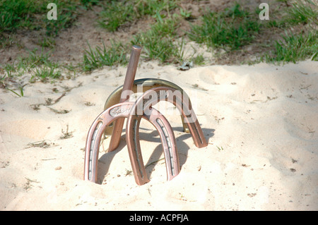 Horseshoe pit e scarpe per un vero gioco al dude ranch realizzato nel cortile del Sand Contest al 74 Ranch in Jasper GA Foto Stock