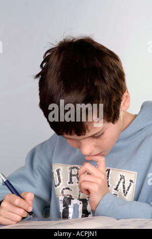 Ragazzo (8-9) facendo lavori scolastici, close-up Foto Stock