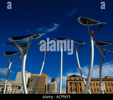 Pannello solare scultura sulla terrazza sul tetto all'Adelaide Festival Centre Foto Stock