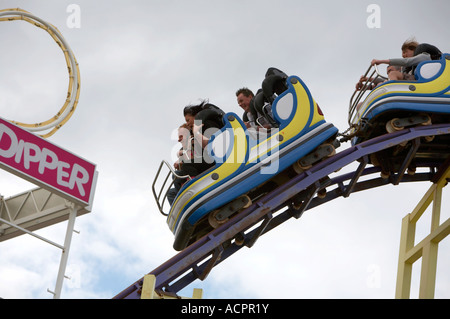 Turisti e villeggianti sul big dipper rollercoaster al Barrys divertimenti in Portrush Foto Stock