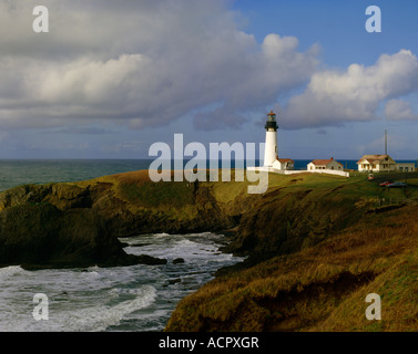 Yaquinna Capo Faro brilla di luce propria da Oregon costa vicino alla città di Newport Foto Stock