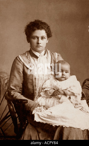 CDV ritratto di bella giovane madre vittoriana che tiene il suo bambino, dal Bolton o Manchester studio di Fred Ash, Regno Unito circa 1888 Foto Stock