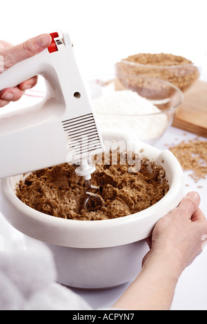 Prepairing di pasta di pane Foto Stock