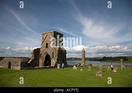 St Marys convento agostiniano la torre rotonda alta croce e cimitero sull isola Devenish Foto Stock