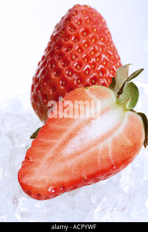 Le fragole sul ghiaccio cruhsed, close-up Foto Stock