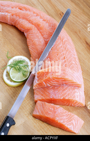 Filetto di salmone sul tagliere, vista in elevazione Foto Stock