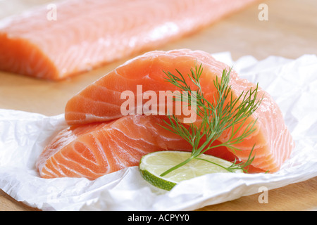 Salmone crudo sulla lamina con fettina di limone, close-up Foto Stock