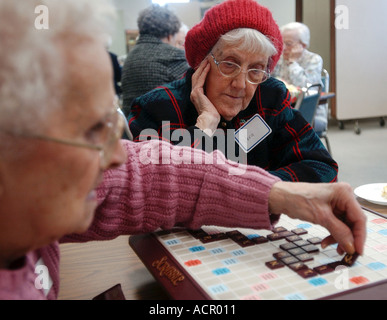 I cittadini anziani a giocare a scrabble gioco di bordo durante un torneo Foto Stock