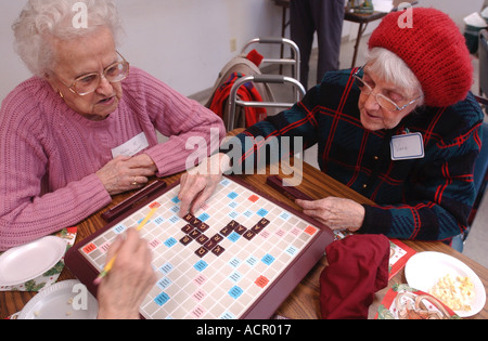 I cittadini anziani a giocare a scrabble board attività di gioco durante un torneo Foto Stock