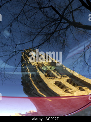 Harkness Tower Yale University riflessa sul finestrino di un'automobile college campus Foto Stock