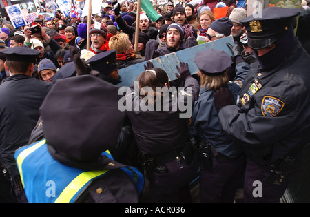 Persone sommossa per le strade di New York come manifestanti si scontrano con la polizia la guerra di Iraq protesta Foto Stock