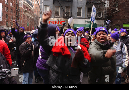 I dimostranti e polizia protesta protestando gli Stati Uniti e la guerra in Iraq in New York City massiccia protesta Foto Stock