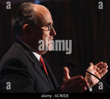 L'ex sindaco di New York City Rudolph Giuliani parla di un podio Foto Stock