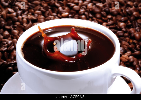 Zolletta di zucchero rientranti nella tazza di caffè Foto Stock