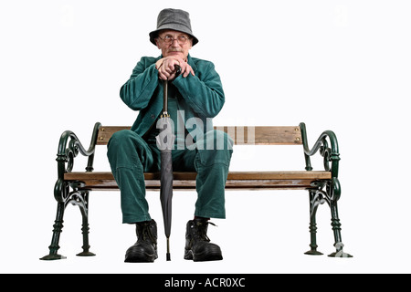 Il vecchio uomo seduto su un banco di lavoro Foto Stock