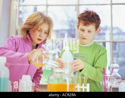 Un ragazzo e una ragazza (9-11) in laboratorio chimico Foto Stock