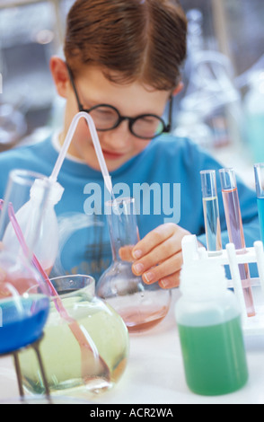 Ragazzo (10-11) in laboratorio chimico Foto Stock
