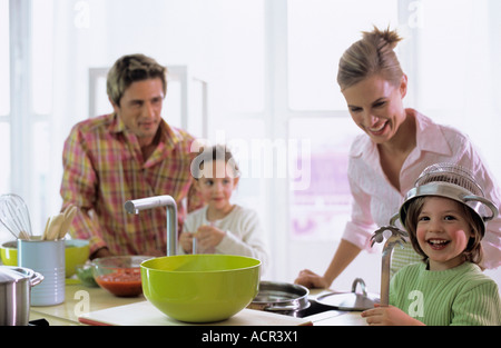 I genitori con bambini (4-7) in cucina Foto Stock