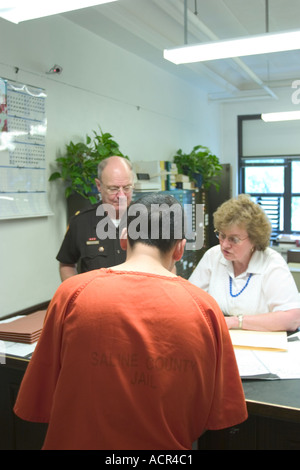 Detenuto la firma di documenti a County Courthouse Saline County Sheriff s Office, Nebraska, Stati Uniti d'America. 2005. Foto Stock