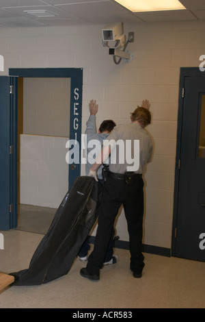 Il processo di prenotazione in prigione a sceriffo dell'Ufficio. Tutti che serve il tempo in carcere andare attraverso la prenotazione. Nebraska, USA. Foto Stock