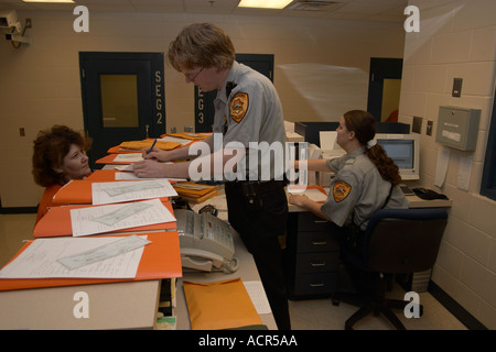 Il processo di prenotazione in prigione a sceriffo dell'Ufficio. Tutti che serve il tempo in carcere andare attraverso la prenotazione. Nebraska, USA. Foto Stock