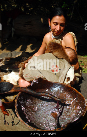 Wompanoag donna indiana con bambino Plimouth Plantation insediamento Pellegrino Plymouth Massachusetts Foto Stock