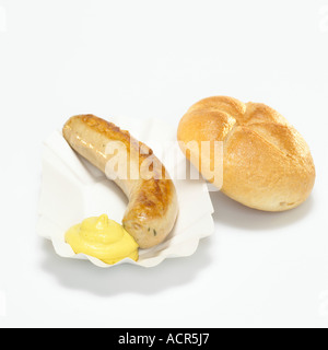 Bratwurst tedesco fritte, salsicce e pane con la senape in piatto di carta Foto Stock