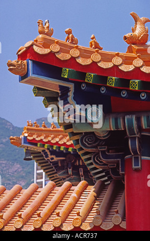 Tradizionali decorazioni sul tetto Wong Tai Sin Temple 2 Foto Stock